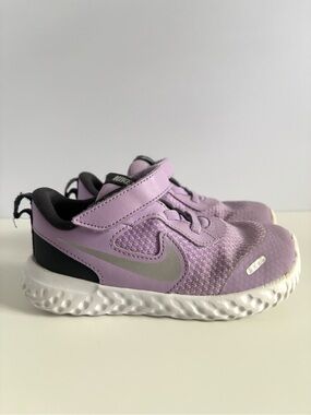 Used Nike Revolution 6
Lavender Mesh Sneakers
10C